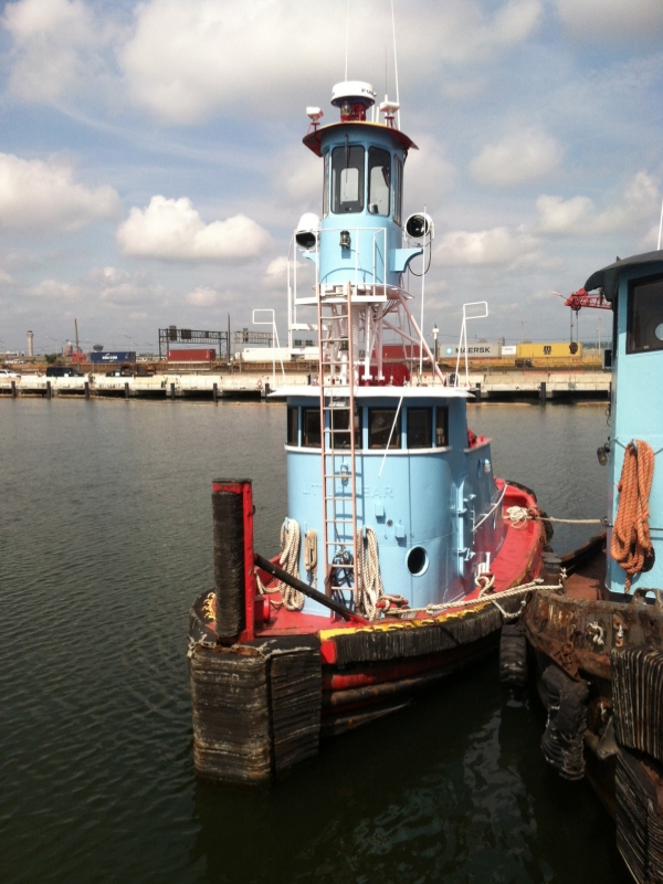 Tug Nicole Mairead